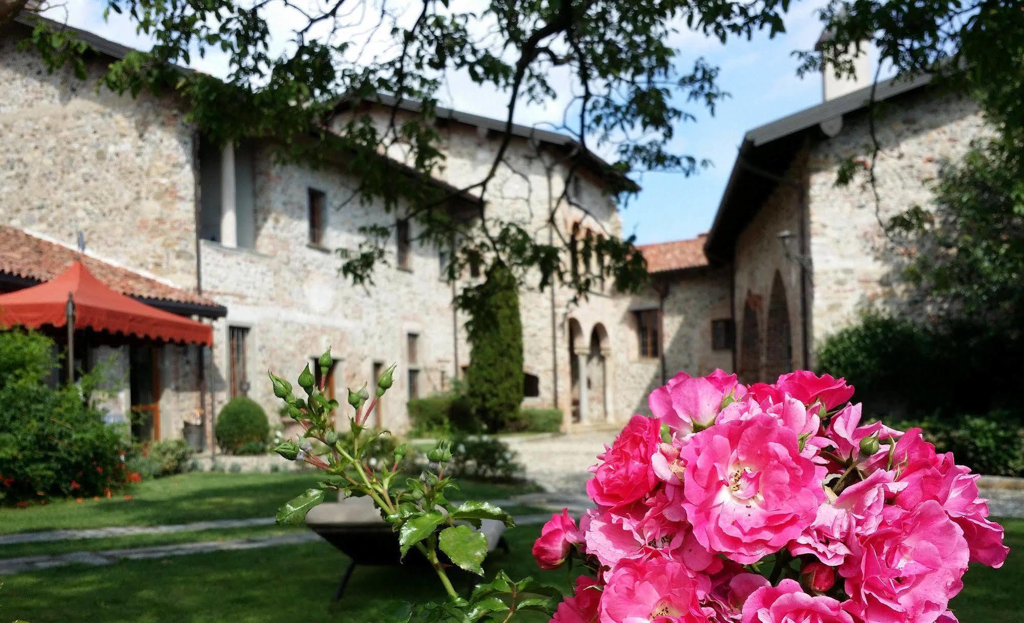 Castello Di Cernusco Lombardone Bed & Breakfast Ngoại thất bức ảnh